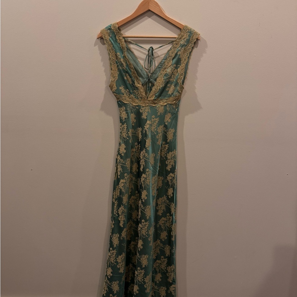 Elegant Green and Gold Floral Dress - Picture 2 of 6